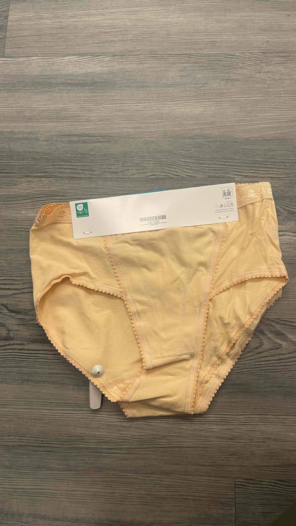 Damen-Unterhosen getestet: Gelbe Unterhosen auf einem Holzboden liegend.