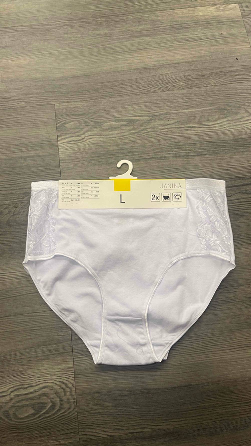 Eine Damen-Unterhose im Test von vorne auf dem Boden liegend.