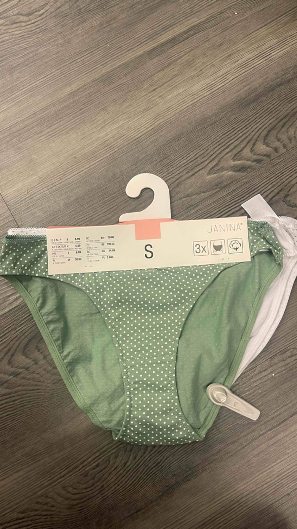 Damen-Unterhosen getestet: Ein Set Unterhosen in weiß und grün.