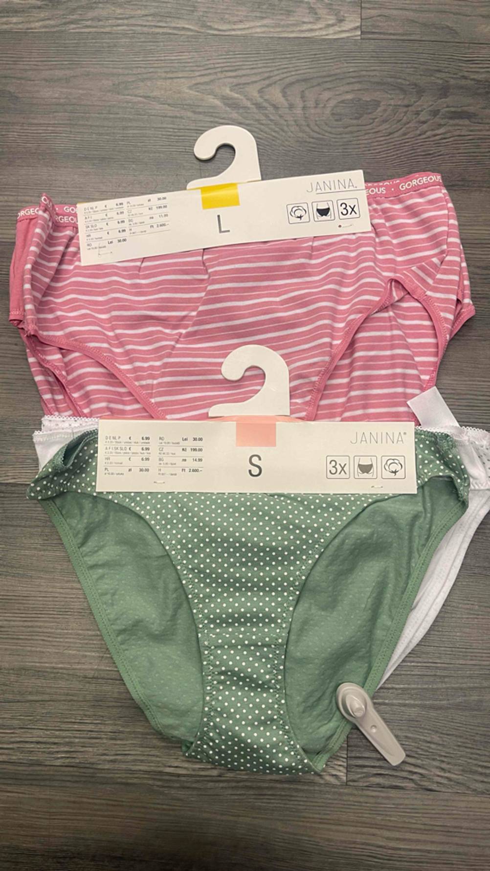 Damen-Unterhosen-Test: Zwei Sets Unterhosen übereinander liegend.
