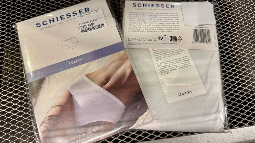 Auf eine Gitter liegen zwei Packungen der getesteten Damen-Unterhosen.
