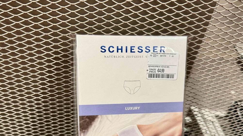 Damen-Unterhosen im Test: Nahaufnahme der Vorderseite der Verpackung mit Logo und Preis.