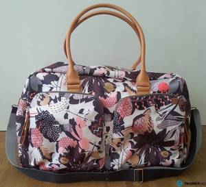 Weekender-Test: Eine bunte Weekender-Tasche mit zwei Henkeln. 