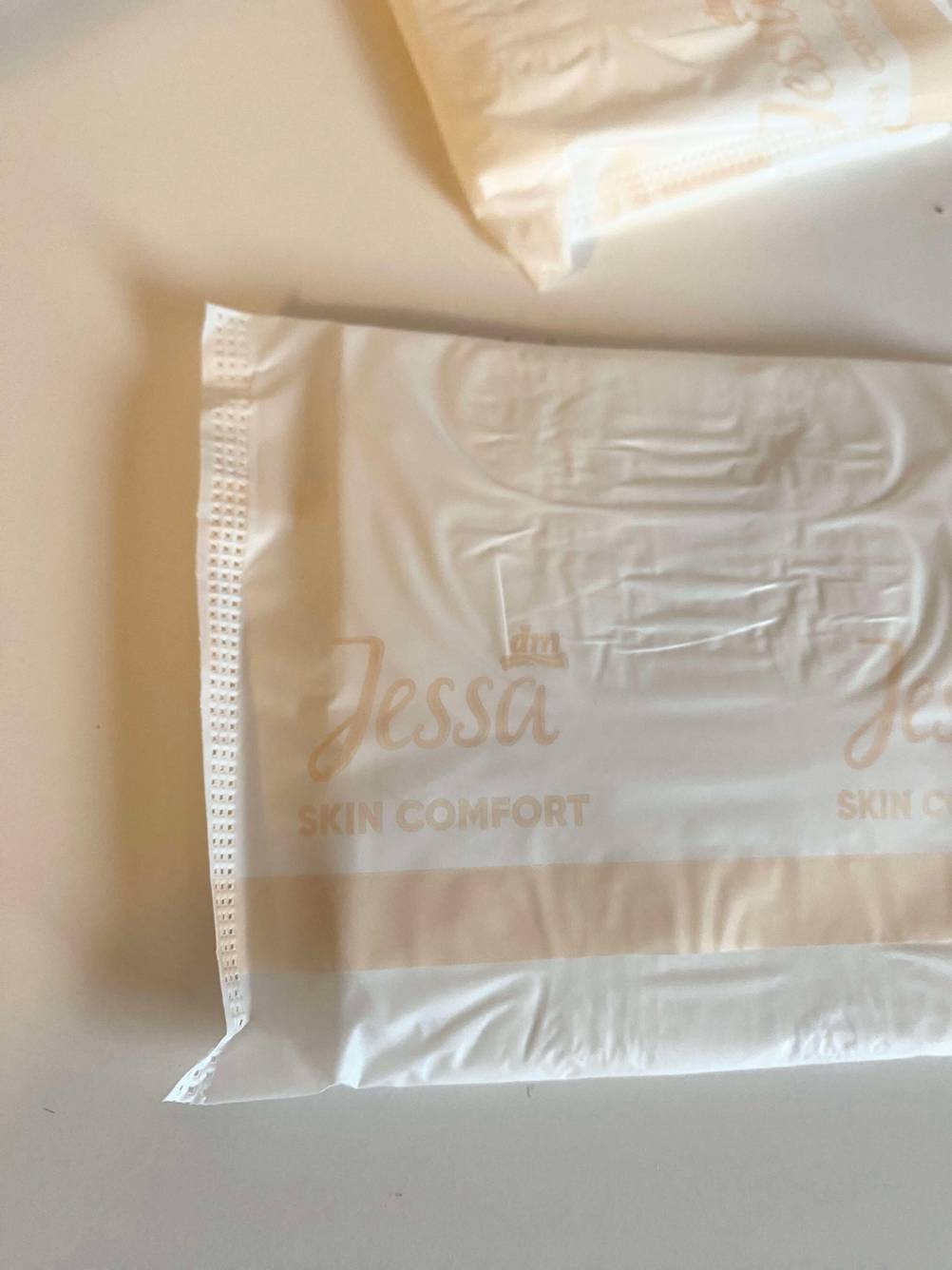 Im Test: Nahaufnahme des Aufdruck des Markennamens auf einer einzelverpackten Damenbinde.