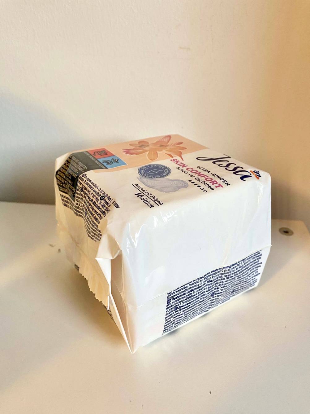 Damenbinden getestet: Eine Packung schräg vor einer hellen Wand.