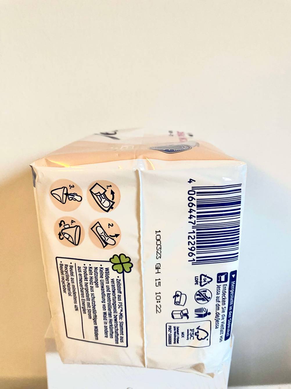 Seitenansicht einer Packung der getesteten Damenbinden vor einer hellen Wand.