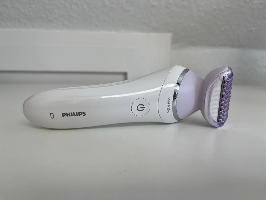 Philips-Damenrasierer auf weißem Tisch