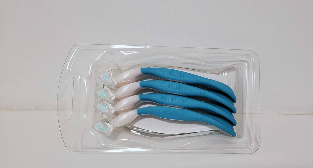 Im Test: Mehrere Damenrasierer in ihrer Verpackung nebeneinander.