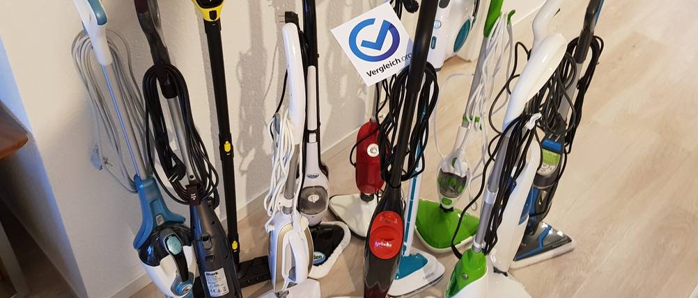 Dampfbesen-Test: Verschiedene Dampfbesen stehen auf einer Präsentationsfläche.