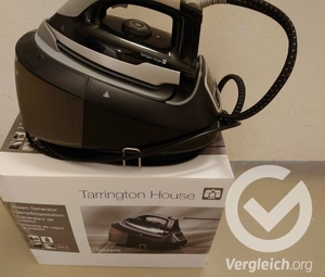 Eine Dampfbügelstation von Tarrington House steht auf der dazugehörigen Verpackung.