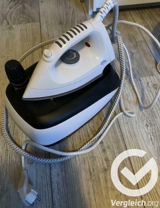 Eine Dampfbügelstation liegt auf dem Boden.