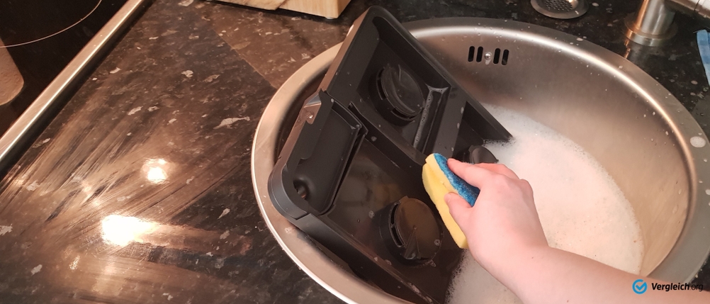 Dampfgarer wird im Waschbecken gespült.