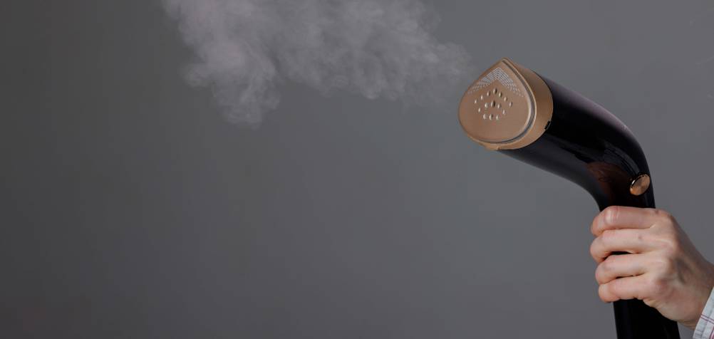 Dampf entweicht aus einem Dampfglätter.
