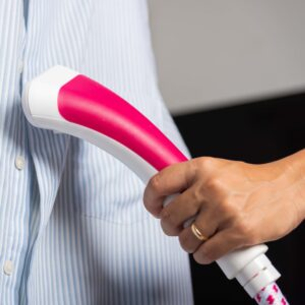 Nahansicht eines Dampfglätters mit Schlauch.