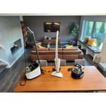 Drei Dampfreiniger stehen nebeneinander auf einem Tisch