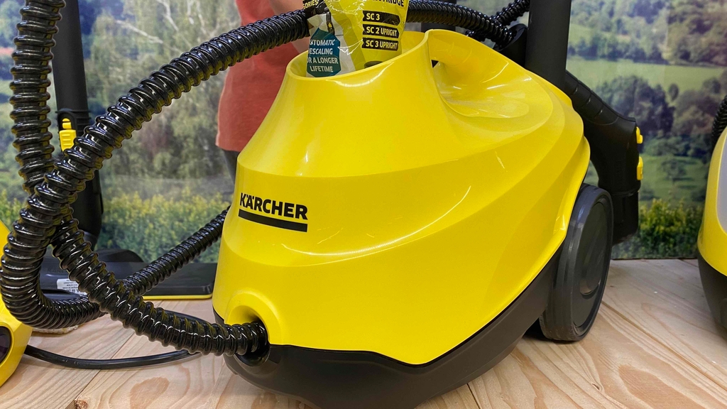 Kabelgebundener Dampfreiniger im Test auf dem Boden stehend. 