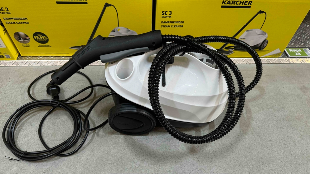 Dampfsauger getestet: Ein Gerät von der Seite vor einem Regal mit Verpackungen.