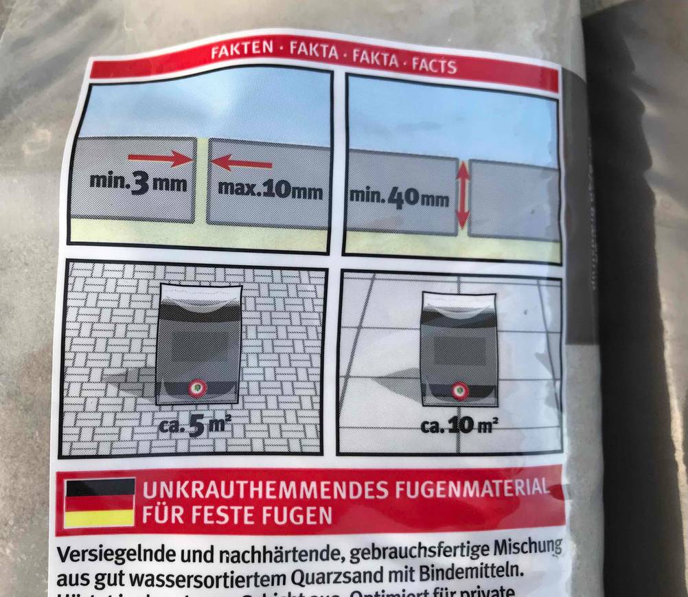 Bebilderte Anwendungsbeschreibung, welche auf einer Verpackung von Pflasterfugenmörtel im Test gedruckt ist.