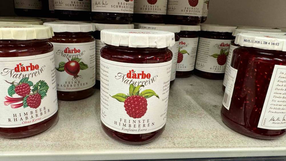 Mehrere Gläser der getesteten d'arbo-Marmelade auf einem Verkaufsregal.