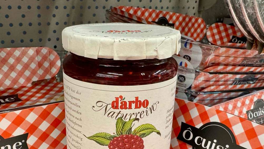d'arbo-Marmelade im Test: Nahaufnahme des Logos auf dem Glas.