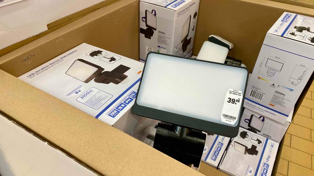 Ansicht von oben auf einen rechteckigen Darius LED-Strahler im Test, der eine Leuchtkapazität von 2050 Lumen aufweist und bis zu 10 Metzer weit leuchten kann.