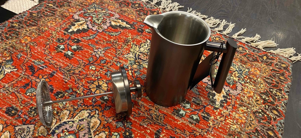 French Press getestet: Neben der Kanne liegt der French-Press-Mechanismus (Stempel) auf einem roten Teppich.