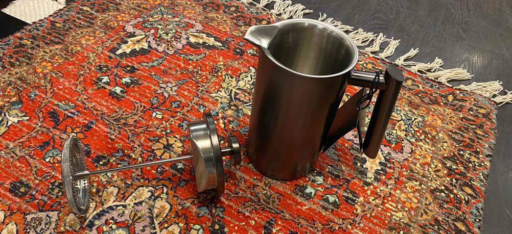 French Press getestet: Neben der Kanne liegt der French-Press-Mechanismus (Stempel) auf einem roten Teppich.