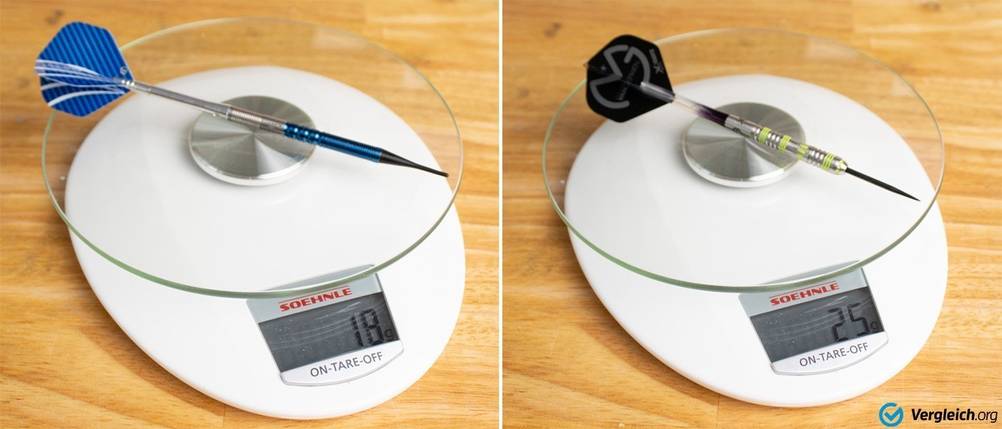 Dartpfeile im Test: 2 Bilder mit jeweils einer Waage, die das Gewicht eines Softdarts (links) und das eines Steeldarts (rechts) misst.