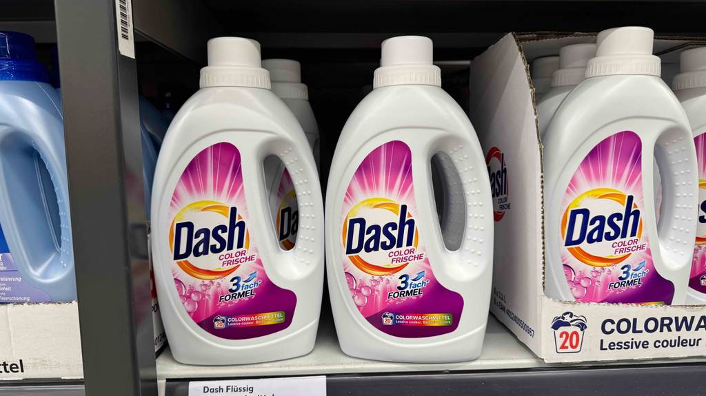 Dash-Waschmittel im Test: Mehrere Flaschen stehen hinter- und nebeneinander in einem Regal.