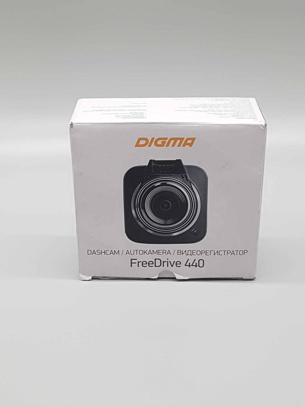 Getestet: Eine Dashcam in Originalverpackung von vorne auf einer hellen Fläche.