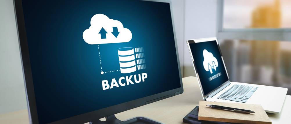 Datenrettungsprogramme getestet: Auf einem Monitor wird ein Icon eines Backup-Programms angezeigt.