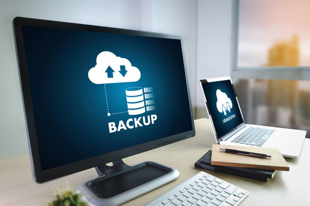 Auf einem Monitor wird ein Icon eines Backup-Programms angezeigt.