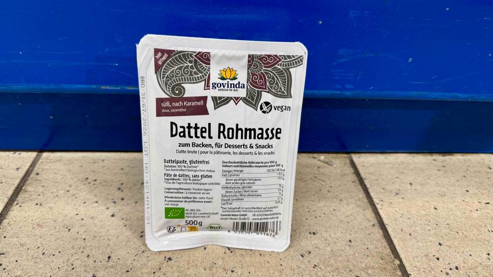 Dattelpaste getestet: Eine Packung vor einem blauen Regal auf dem Boden stehend.