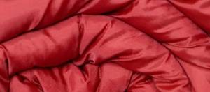 Kinderschlafsack-Test: Ein roter Schlafsack mit Daunenfüllung.