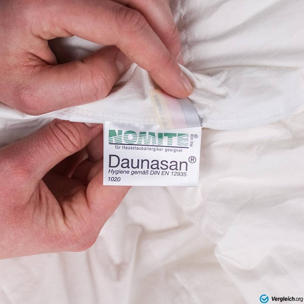 Das Nomite-Siegel einer Daunasan Daunendecke in der Nahaufnahme.