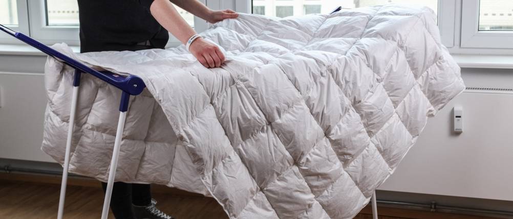 Daunendecke-Test: Eine Daunendecke wird auf einem Wäscheständer getrocknet.