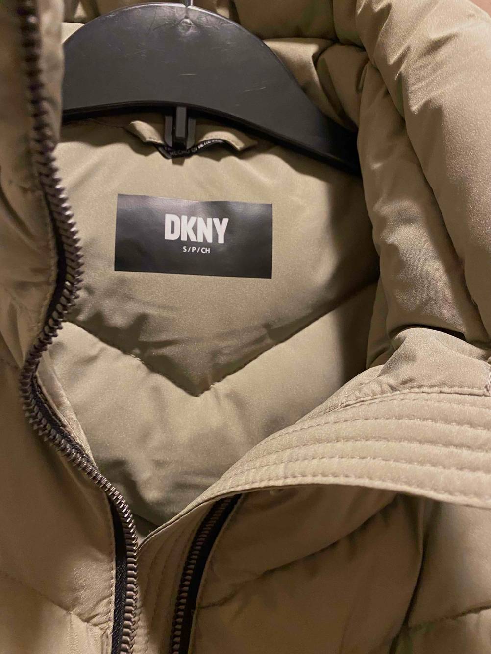 Im Test: Nahaufanhme des Labels im Kragen mit Markennamen einer Daunenjacke für Damen.