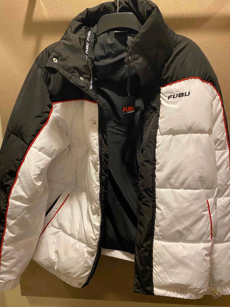 Daunenjacke-Herren-Test: Zu sehen ist eine Herren-Daunenjacke von Fubu. 