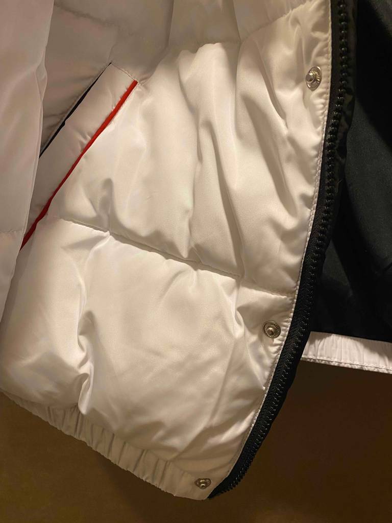 Daunenjacke-Herren-Test: Der Reißverschluss und die Knopfleiste einer Fubu-Daunenjacke. 