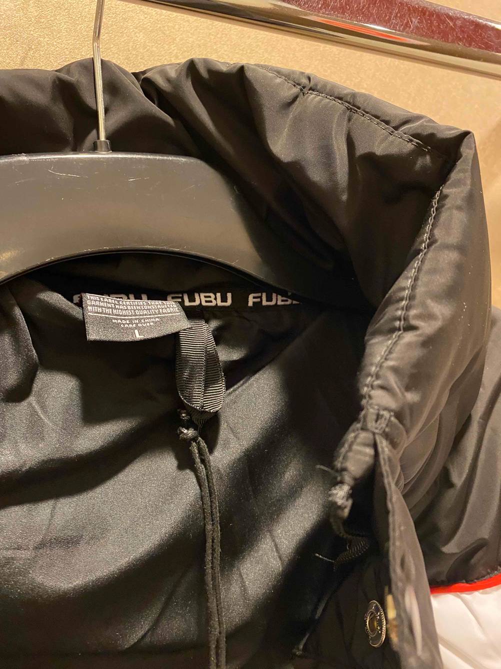Daunenjacke-Herren-Test: Nahaufnahme des Labels im Kragen einer Daunenjacke für Herren.