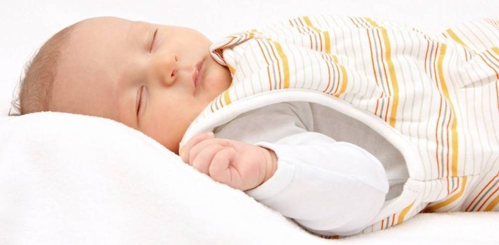 daunenschlafsack test:: Baby schläft im Schlafsack