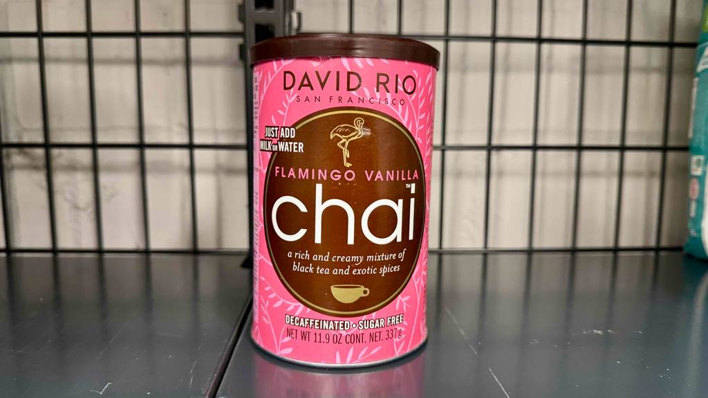 Eine rote Dose mit getestetem Chai-Latte-Pulver steht auf einem Verkaufsregal.