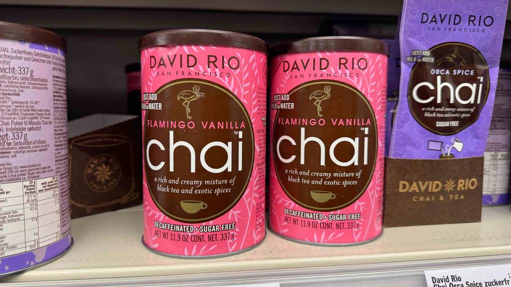 Mehrere Dosen mit getestetem Chai-Latte-Pulver stehen neben weiteren Instant-Pulvern auf einem Verkaufsregal.