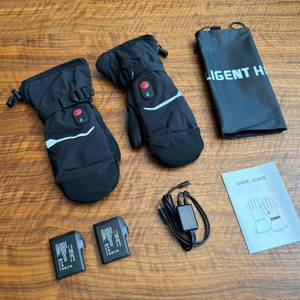 Der Lieferumfang der Day Wolf DW67EL liegt auf einem Tisch