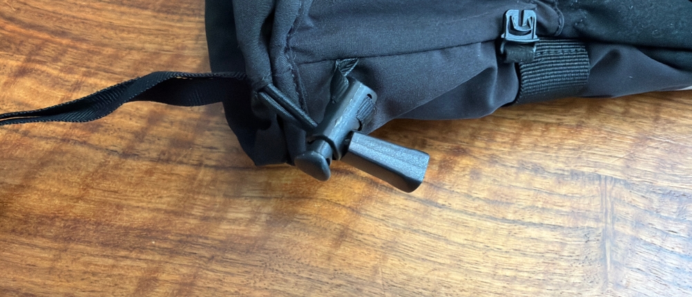 Ein Gummizug zum Festziehen des Day Wolf DW67EL