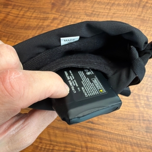 Eine Hand legt eine Batterie in den Day Wolf DW67EL