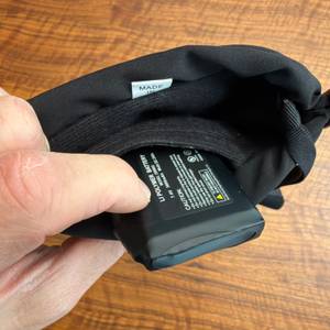 Eine Hand legt eine Batterie in den Day Wolf DW67EL