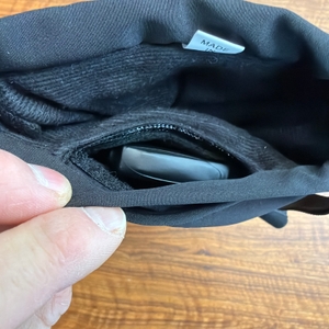 Eine Batterie liegt im Day Wolf DW67EL