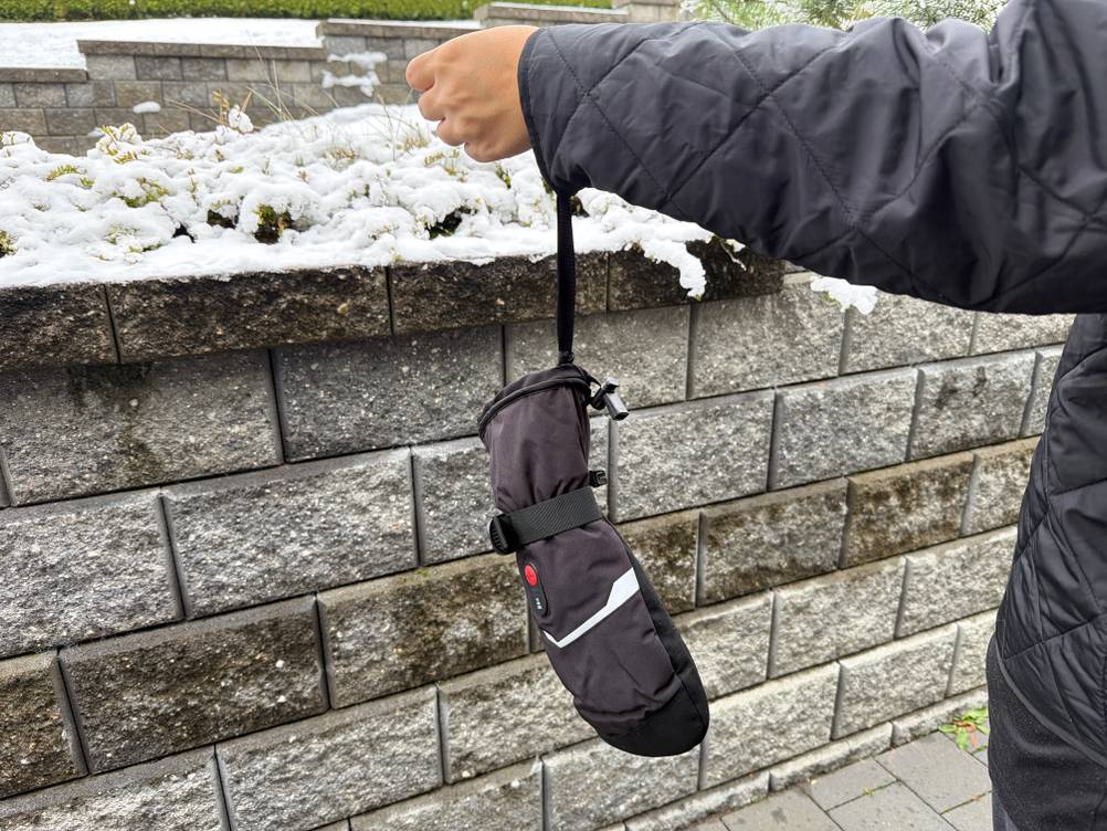 Ein Day Wolf DW67EL hängt an einer Hand