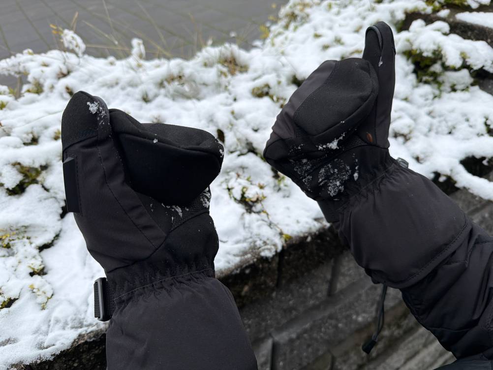 Eine Person formt mit den Day Wolf DW67EL Fäuste